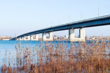 Arkhangelsk 'de sonbahar günü. Nehir kuzey Dvina görünümü ve 