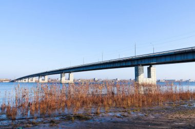 Arkhangelsk 'de sonbahar günü. Nehir kuzey Dvina görünümü ve 