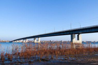 Arkhangelsk 'de sonbahar günü. Nehir kuzey Dvina görünümü ve 