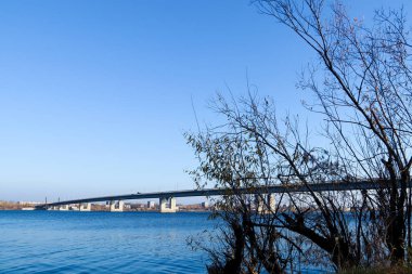 Arkhangelsk 'de sonbahar günü. Nehir kuzey Dvina görünümü ve 