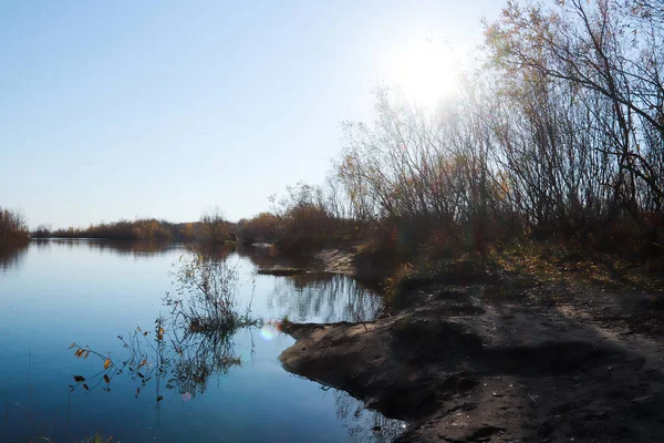 Arkhangelsk 'de sonbahar günü. Ada Krasnoflotsky. yansıma 