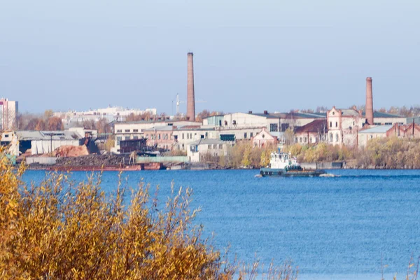 Arkhangelsk. Autumn day. View of the old buildings and berths of — Stock Photo, Image