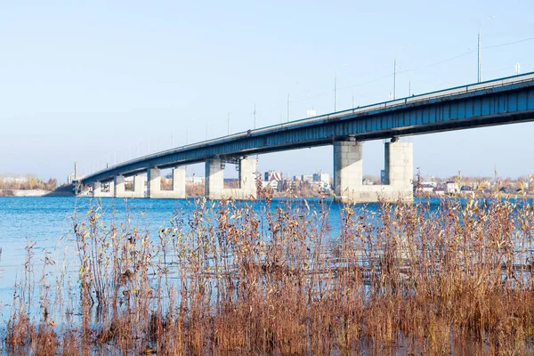 Arkhangelsk 'de sonbahar günü. Nehir kuzey Dvina görünümü ve 