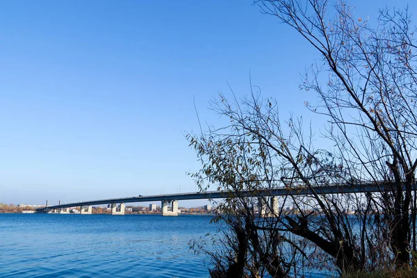 Arkhangelsk 'de sonbahar günü. Nehir kuzey Dvina görünümü ve 