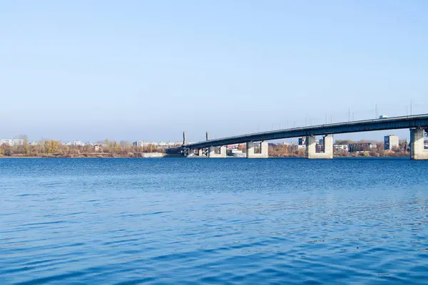 Dia de outono em Arkhangelsk. Vista do rio Dvina do Norte e — Fotografia de Stock