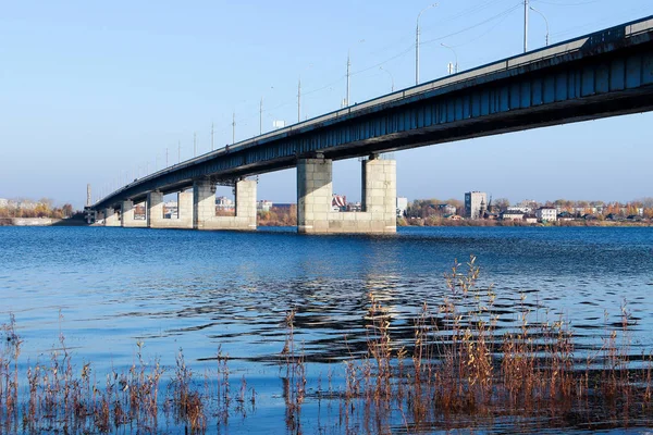 Arkhangelsk 'de sonbahar günü. Nehir kuzey Dvina görünümü ve — Stok fotoğraf