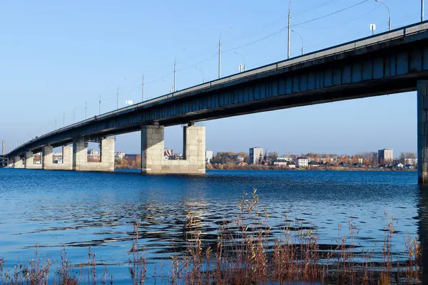 Dia de outono em Arkhangelsk. Vista do rio Dvina do Norte e — Fotografia de Stock