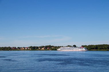 Yaroslavl Spit yakınlarındaki Volga nehri üzerinde gemi