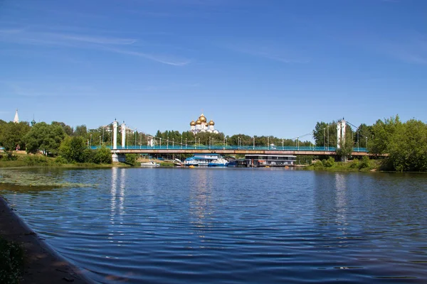 Yaroslavl; Görünüm tarafındaki Kotoroslnaya set of 