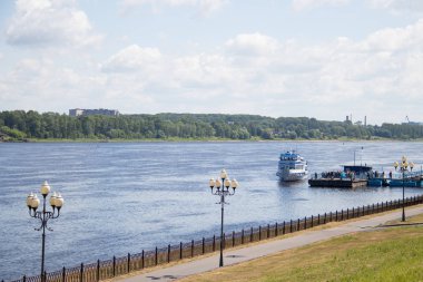 Rybinsk'teki Volga'nın seti. Gemi iskeleye yaklaşıyor.