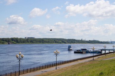 Rybinsk'teki Volga'nın seti. Gemi iskeleye yaklaşıyor.