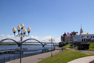 R Volga nehri üzerinde betonarme kemerli yol köprüsü