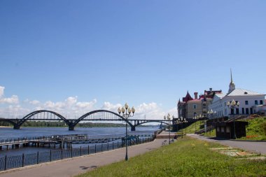 R Volga nehri üzerinde betonarme kemerli yol köprüsü