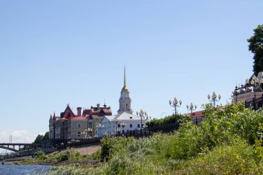 Rybinsk. Yaroslavl bölgesi. tahıl yeni ve eski bina