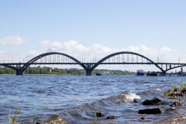 R Volga nehri üzerinde betonarme kemerli yol köprüsü