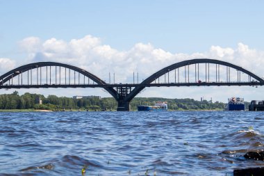 R Volga nehri üzerinde betonarme kemerli yol köprüsü