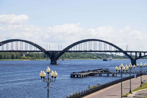 Puente de hormigón armado sobre el río Volga en R —  Fotos de Stock