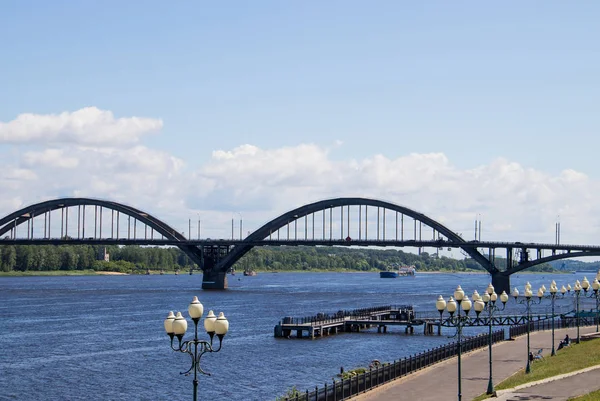 Puente de hormigón armado sobre el río Volga en R —  Fotos de Stock