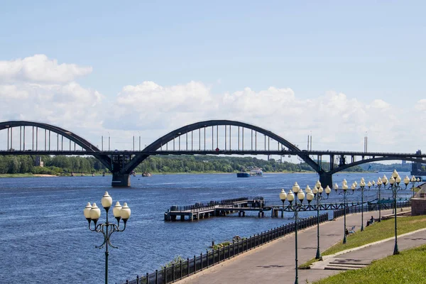 Gewapend betonnen gewelfde weg brug over de rivier de Wolga in R — Stockfoto