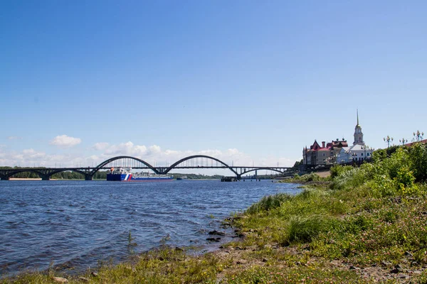 Reinforced concrete arched road bridge over the Volga river in R — Stock Photo, Image