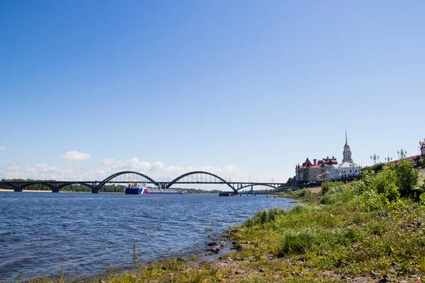 Pont routier en béton armé voûté sur la Volga en R — Photo