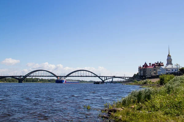 Pont routier en béton armé voûté sur la Volga en R — Photo
