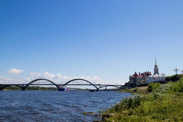 Reinforced concrete arched road bridge over the Volga river in R — Stock Photo, Image