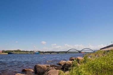 Rybinsk yakınlarındaki Volga üzerinde geminin rotasında petrol tankerleri.