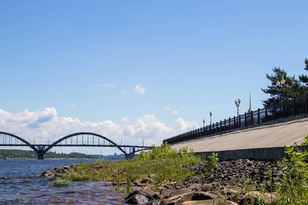 R Volga nehri üzerinde betonarme kemerli yol köprüsü