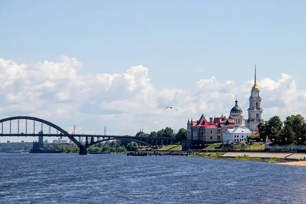 Rybinsk. Vista de la construcción del intercambio de granos, el Santo Tr —  Fotos de Stock