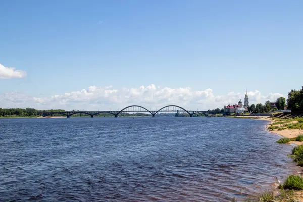 Rybinsk. Beskåda av byggnaden av korn utbytet, den heliga tr — Stockfoto