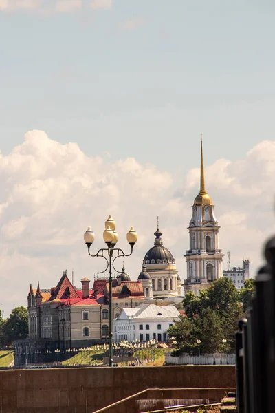 Rybinsk. View of the building of the grain exchange, the Holy Tr — Stock Photo, Image