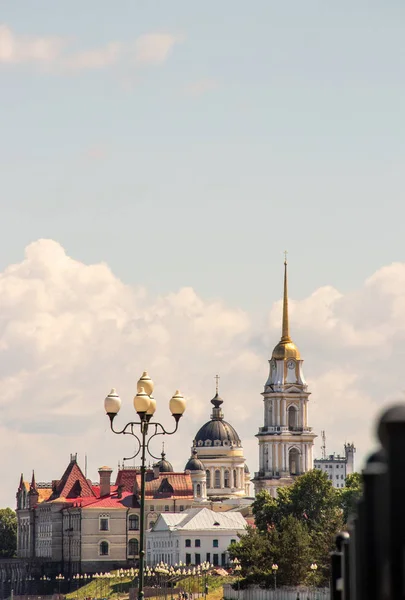 Rybinsk. Vista do edifício da troca de grãos, o Santo Tr — Fotografia de Stock