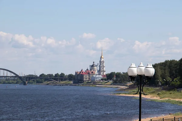 Rybinsk. View of the building of the grain exchange, the Holy Tr — Stock Photo, Image