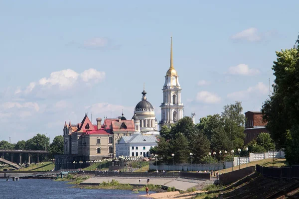 Rybinsk. View of the building of the grain exchange, the Holy Tr — Stock Photo, Image