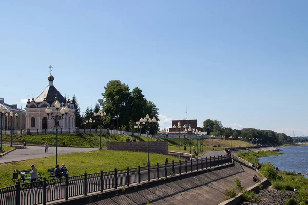 Rybinsk. Παρεκκλήσι του Αγίου Νικολάου. Το ανάχωμα του Βόλγα. Καλοκαιρινή μέρα — Φωτογραφία Αρχείου