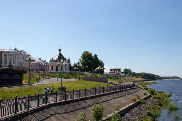 里宾斯克圣尼古拉斯教堂伏尔加河堤岸。夏日 — 图库照片
