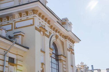 Rybinsk tren istasyonu. İstasyon meydanının ve b