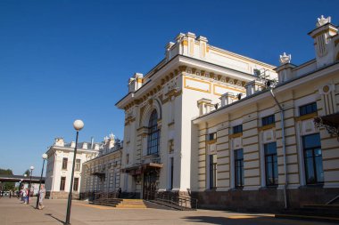 Rybinsk tren istasyonu. İstasyon meydanının ve b