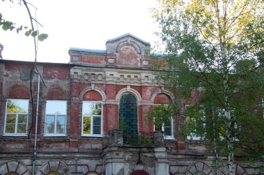 Rybinsk. Yaroslavl bölgesi. Karyakinskaya bahçesi. Benzersiz yuvarlak ca