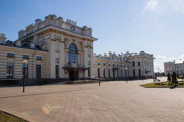 Railway station in Rybinsk. View of the station square and the b — Stock Photo, Image