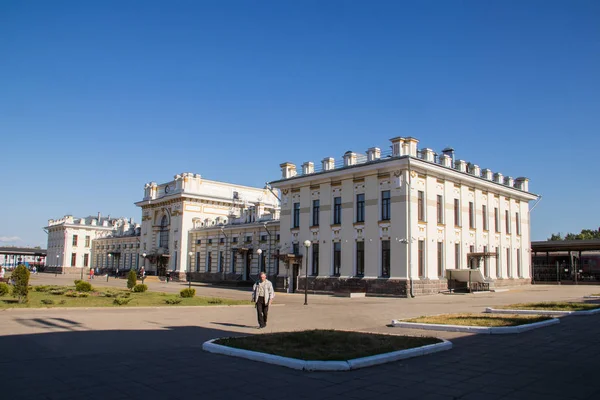 Dworca kolejowego w Rybisku. Widok na plac stacji i b — Zdjęcie stockowe