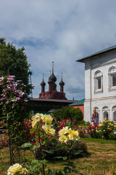 Chapel of Basil and Constantine. Yaroslavl. View from the Spaso- — Stock Photo, Image