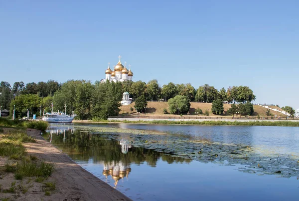Yaroslavl på Kotoroslnaya vattnet från ön — Stockfoto