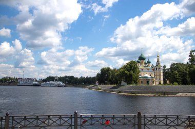 Çirkin. Yaroslavl bölgesi. Rıhtımda gemi turu. Altın yüzük 