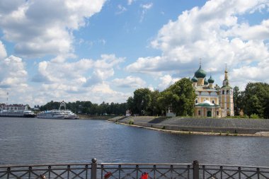 Çirkin. Yaroslavl bölgesi. Rıhtımda gemi turu. Altın yüzük 