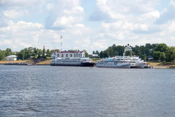 Uglich. Yaroslavl region. Cruise ships at the pier. Golden ring — Stock Photo, Image