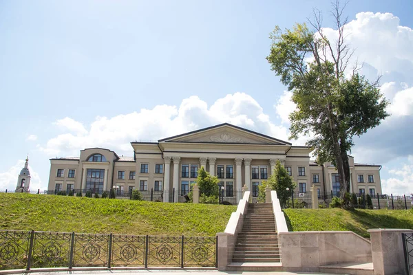 Uglich. Región de Yaroslavl. Edificios modernos en el par histórico —  Fotos de Stock