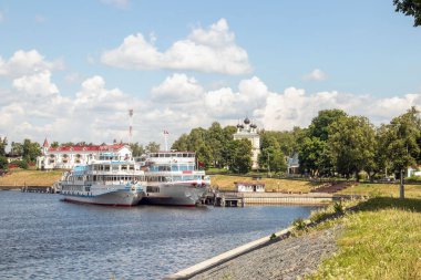 Çirkin. Yaroslavl bölgesi. Rıhtımda gemi turu. Altın yüzük 