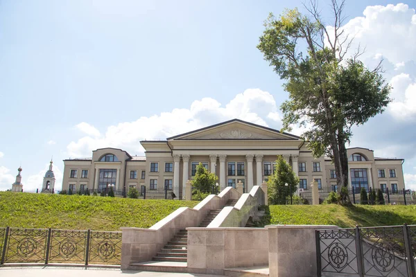 Uglich. Región de Yaroslavl. Edificios modernos en el par histórico —  Fotos de Stock